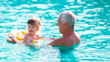 Νέα τάση: Οικογενειακές διακοπές με τον παππού και τη γιαγιά σε βίλα