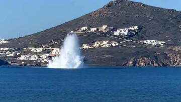 H στιγμή που εξουδετερώνεται θαλάσσια νάρκη στο λιμάνι της Νάξου: Δείτε βίντεο