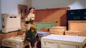 Πέντε διεθνείς καλλιτέχνιδες επανερμηνεύουν το εμβληματικό trench της Weekend Max Mara