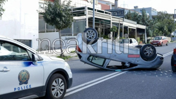 Αυτοκίνητο αναποδογύρισε στη μέση του δρόμου στο Ηράκλειο της Κρήτης, δείτε βίντεο