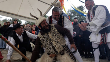 Μπουρανί: Το διονυσιακό καρναβάλι του Τυρνάβου μέσα από 20 φωτογραφίες