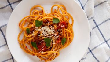 Γεύσεις που θυμόμαστε πάντα: λεμονάτο με πατάτες τηγανιτές, πίτσα ταψιού και σπαγγέτι αματριτσιάνα