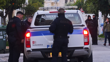 Έκρηξη στον Κορυδαλλό: Ζημιές σε έξι ΙΧ και σε κατοικία από χειροβομβίδα αμυντικού τύπου, δείτε φωτογραφίες