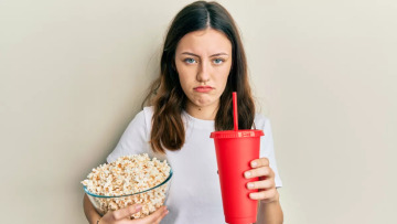 Τα γεμάτα ζάχαρη ποτά αυξάνουν το άγχος και την ανησυχία στους νέους
