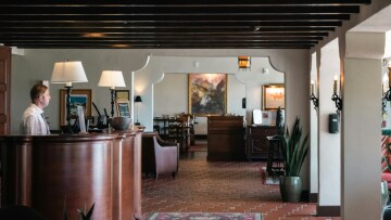 
Γιατί οι απόφοιτοι δυσκολεύονται να βρουν εργασία στη Φιλοξενία