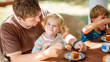 Πώς τα υπερεπεξεργασμένα απειλούν εξυπνάδα και IQ – Τι δείχνει έρευνα σε παιδιά
