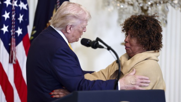 «Τον αγαπώ, αφήστε τον ήσυχο, μην τον λέτε ρατσιστή»: Αφροαμερικανή υπερασπίστηκε τον Τραμπ και αποθεώθηκε στον Λευκό Οίκο, δείτε βίντεο