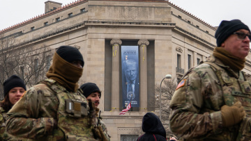 Τεράστιο πανό με τη μορφή του Τραμπ αναρτήθηκε στην πρόσοψη του υπουργείου Δικαιοσύνης των ΗΠΑ
