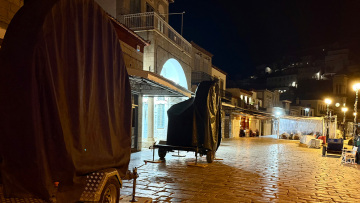 H... τέλεια καταιγίδα στην Ύδρα: Δείτε πώς θα δημιουργήσουν το «εφέ» των θυελλωδών ανέμων και της καταρρακτώδους βροχής για την ταινία του Μπραντ Πιτ