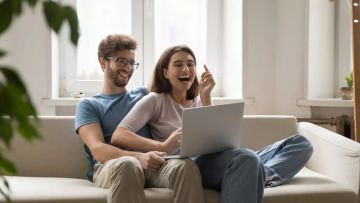 Οι κοινές αναμνήσεις «ζωντανεύουν» τη σχέση – Τι κερδίζουν τα ζευγάρια που αναπολούν μαζί
