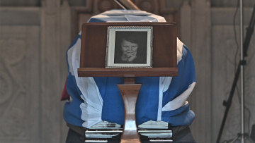 Ελένη Γλύκατζη - Αρβελέρ: Στη Μητρόπολη Αθηνών η σορός της για λαϊκό προσκύνημα, το μεσημέρι η κηδεία της