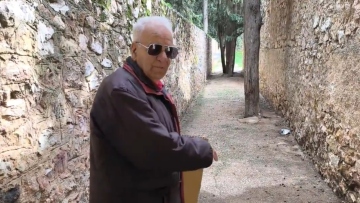 «Πολυβόλα μπαστακωμένα στο μπετό και γιαγιάδες να μοιρολογούν»: Η εξομολόγηση του κ. Στράτου για το Σκοπευτήριο της Καισαριανής