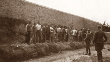 Χαρούμενος και ανακουφισμένος δηλώνει ο Βέλγος συλλέκτης μετά την πιστοποίηση της αυθεντικότητας των φωτογραφιών της Καισαριανής