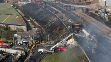 Η στιγμή της ανατροπής και της έκρηξης του φορτηγού που μετέφερε υγροποιημένο αέριο στη Χιλή, δείτε βίντεο