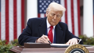 Άμεση ανάλυση: Τι είναι οι νόμοι 122 και 301 που επικαλείται ο Τραμπ, για να παρακάμψει το Ανώτατο δικαστήριο για τους δασμούς
