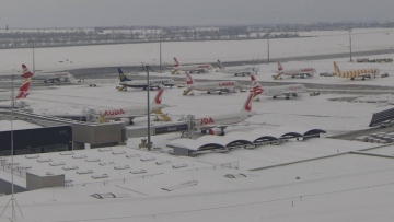 Αυστρία: Προβλήματα στο αεροδρόμιο της Βιέννης λόγω έντονης χιονόπτωσης