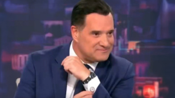 Ο Γεωργιάδης πήγε στο Κρατικό με μανικετόκουμπα των ΗΠΑ: «Όταν πας να συναντήσεις τον Δράκουλα, δεν βάζεις σταυρό; Εκεί θα είχε κομμουνιστές»