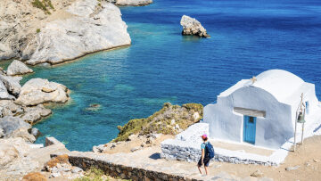 Solo Travel: Η γοητεία του να ταξιδεύεις μόνος -5 προορισμοί στην Ελλάδα για τους επόμενους μήνες
