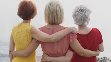 «Αόρατες 60+»: Γιατί η κοινωνία ασχολείται με την έμφυλη βία μόνο όταν το θύμα είναι νέο;
