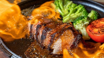 Bounty all aboard: Το πληθωρικό κρεατάδικο που άλλαξε τον γαστρονομικό χάρτη της Δραπετσώνας
