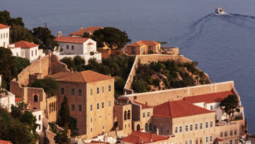Ύδρα: Οδηγός για το αρχοντικό νησί με τη μεγάλη ναυτική παράδοση