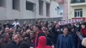 Αποθεώθηκε ο Μπαρτζώκας στη αναχώρηση του Ολυμπιακού για το γήπεδο πριν τον τελικό με τον Παναθηναϊκό, βίντεο 