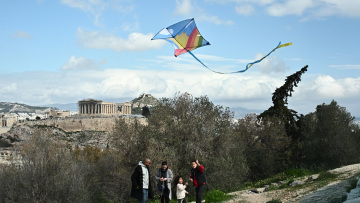 Με σύμμαχο τον καιρό οι αποκριάτικες παρελάσεις και τα Κούλουμα: «Ήρθε η ώρα να ξεμουλιάσουμε» λέει ο Κολυδάς