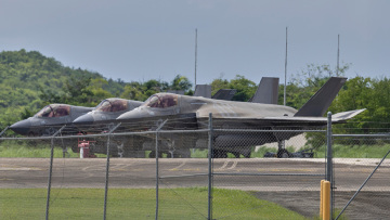 Γιγαντιαία κινητοποίηση της πολεμικής αεροπορίας των ΗΠΑ στη Μέση Ανατολή, F-22 πέρασαν από τη Βρετανία, F-35 στη Σούδα