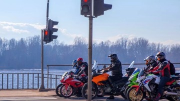 Οδηγείς μοτοσικλέτα; Κόψε άμεσα αυτή την κακή συνήθεια
