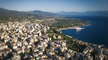 Μια ανοιξιάτικη διαδρομή στα παράλια του Κορινθιακού
