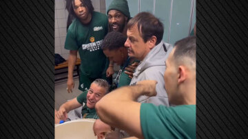 Παναθηναϊκός: Οι παίχτες αφιέρωσαν το Κύπελλο Ελλάδος στον Αταμάν και τη μητέρα του που έφυγε από τη ζωή, δείτε βίντεο