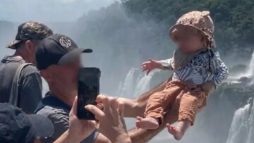 Σάλος με τουρίστα στην Αργεντινή: Σήκωσε βρέφος πάνω από κιγκλίδωμα στον καταρράκτη «Λαιμός του Διαβόλου» για το βγάλει φωτογραφία