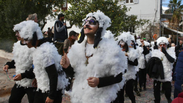 Γέμισε καρναβαλιστές η Ύδρα: Χορός και παιχνίδι στα σοκάκια του νησιού, διακόπηκαν λόγω πολυκοσμίας τα γυρίσματα της ταινίας του Μπραντ Πιτ, βίντεο