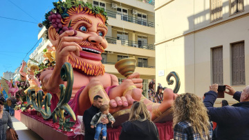 Μεγάλη παρέλαση στην Πάτρα: 50.000 καρναβαλιστές και δεκάδες άρματα πλημμυρίζουν τους δρόμους με χρώματα, μουσική και κέφι