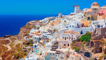 Βραχυχρόνιες μισθώσεις στο Αιγαίο: «Πρωταθλήτρια» η Σαντορίνη στις καταχωρίσεις, πρώτη η Πάρος στα εκτιμώμενα έσοδα