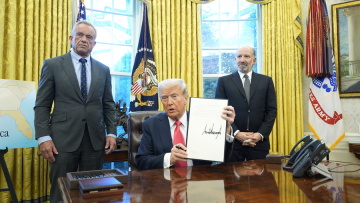 Οι εμπορικές συμφωνίες με ΕΕ και Κίνα θα εξακολουθήσουν να ισχύουν, διαβεβαιώνει η Ουάσινγκτον