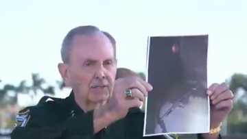 Εφοδιασμένος «με τουφέκι και μπιτόνι βενζίνης» ο άνδρας που πυροβόλησαν και σκότωσαν οι πράκτορες στην έπαυλη του Τραμπ