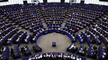 Το Ευρωκοινοβούλιο έβαλε στον «πάγο» μέχρι νεωτέρας την εμπορική συμφωνία με τις ΗΠΑ