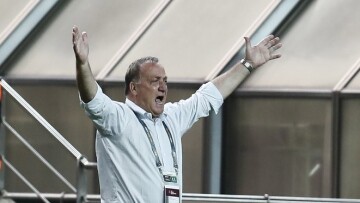 Ο Ντικ Άντβοκαατ παραιτήθηκε από το Κουρασάο λίγους μήνες πριν την έναρξη του Μουντιάλ