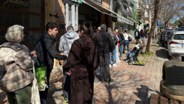 Ουρές για λαγάνα το πρωί της Καθαράς Δευτέρας, δείτε φωτογραφίες και βίντεο