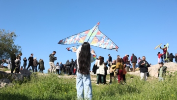 Καθαρά Δευτέρα: Μικροί και μεγάλοι από νωρίς στον λόφο του Φιλοπάππου για τα Κούλουμα, δείτε εικόνες