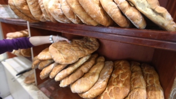 Από τις ιχθυόσκαλες μέχρι τους φούρνους: Πώς στήνεται το τραπέζι της Καθαράς Δευτέρας με λαγάνα, χαλβά και θαλασσινά