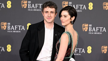 Το φιλί του Πολ Μέσκαλ με τη Γκρέισι Έιμπραμς στο στόμα στα BAFTA μετά τη νίκη του «Hamnet»