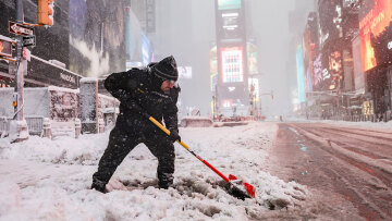Σε κατάσταση έκτακτης ανάγκης η Νέα Υόρκη που «θάβεται» κάτω από το χιόνι, δείτε βίντεο 
