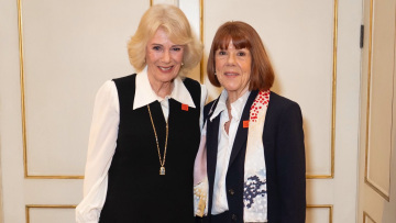 Η βασίλισσα Καμίλα δέχτηκε τη Ζιζέλ Πελικό, τη γυναίκα που αναδείχθηκε σε παγκόσμιο σύμβολο κατά της σεξουαλικής βίας