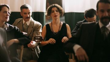 «Astoria»: Η ελληνική κοινότητα του '30 ζωντανεύει στη σκηνή του «Παλλάς»