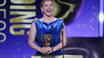 Τζέσι Μπάκλεϊ: «Έφτασα στο Λονδίνο με καταστροφικά άσχημο τεχνητό μαύρισμα, μεγάλους λευκούς κρίκους στα αυτιά»