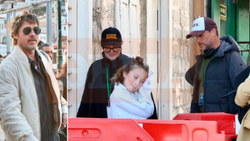 Η κινηματογραφική «κόρη» του Μπραντ Πιτ και η αποθήκη που έγινε φαρμακείο του ’80 στην Ύδρα - Τα γυρίσματα από τη δραματική σκηνή