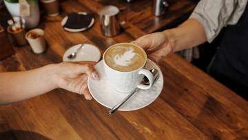 Το αμφιλεγόμενο τεστ του καφέ: Η απλή κίνηση που αποκαλύπτει την αξία ενός υποψηφίου