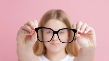 Μυωπία: Δεν φταίνε μόνο οι οθόνες – Ένοχος και ο κακός φωτισμός